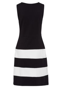 Robe sans manches noire et blanche à rayures, avec un corsage ajusté et un ourlet évasé. Tissu lisse, rayures horizontales audacieuses, décolleté rond.