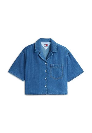 Chemise en jean bleue à manches courtes avec poche poitrine avant et col, ornée d'un petit logo rouge, blanc et bleu sur la poche.