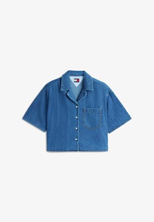 Chemise en jean bleue à manches courtes avec poche poitrine avant et col, ornée d'un petit logo rouge, blanc et bleu sur la poche.