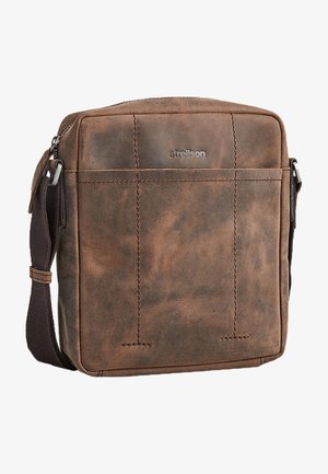 Braune Leder-Schultertasche mit glatter Textur, ausgestattet mit einem Reißverschluss, verstellbarem Tragegurt und dezenten Steppnähten.