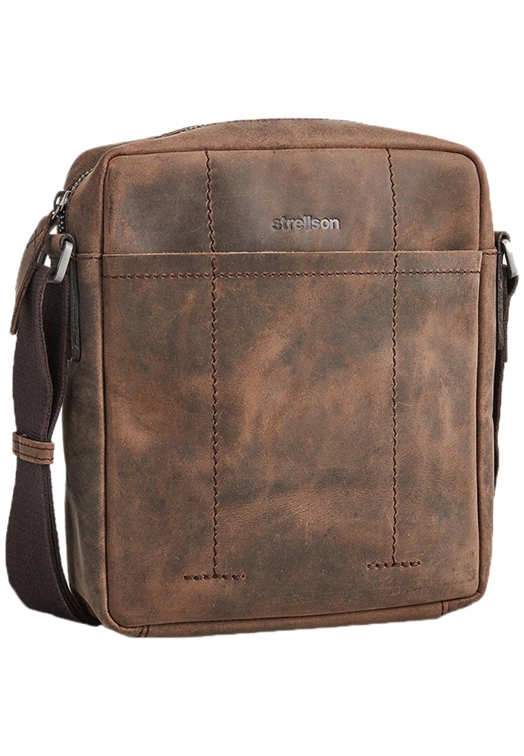 Braune Leder-Schultertasche mit glatter Textur, ausgestattet mit einem Reißverschluss, verstellbarem Tragegurt und dezenten Steppnähten.