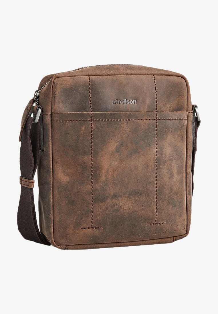 Braune Leder-Schultertasche mit glatter Textur, ausgestattet mit einem Reißverschluss, verstellbarem Tragegurt und dezenten Steppnähten.