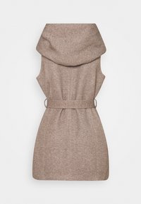 Cappotto in tessuto marrone chiaro con cappuccio, vita con cintura e design senza maniche. Superficie testurizzata con un sottile motivo. Vista posteriore mostrata.