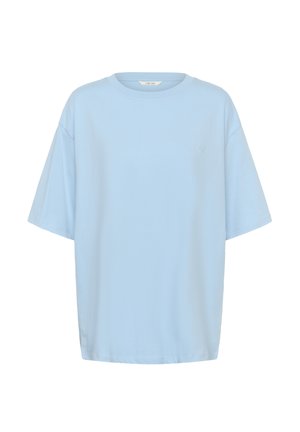 Világoskék rövid ujjú pamutpóló kerek nyakkivágással és kis hímzett logóval a bal mellrészen.