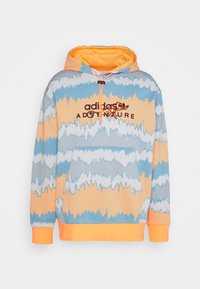 Hoodie i blått, orange och grått med ett vågmönster. Har en känguruficka och en orange dragsko. 'adidas ADVENTURE' logotyp i brunt.