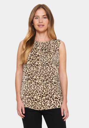 Lette leopard-print ærmeløs bluse i let stof med samlet halsudskæring, afrundet kant og neutralt beige og sort farveskema.
