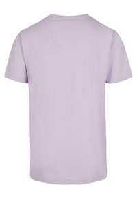 Camiseta corta de manga en color lila con cuello redondo, textura suave y un diseño sencillo, sin elementos gráficos.