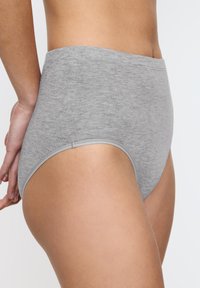 Grijze katoen string met hoge taille, met een zachte textuur, minimale stiksels en een soepele tailleband. Geen zichtbare patronen of accenten.