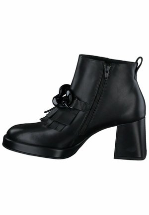 Stivale alla caviglia in pelle nera con zip laterale, dettaglio a frange e un fiocco decorativo, caratterizzato da un tacco alto e spesso e una superficie liscia.