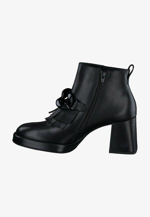 Czarne skórzane botki za kostkę z bocznym zamkiem, detalem w postaci frędzli oraz ozdobną kokardą, mające masywny wysoki obcas i gładką fakturę.