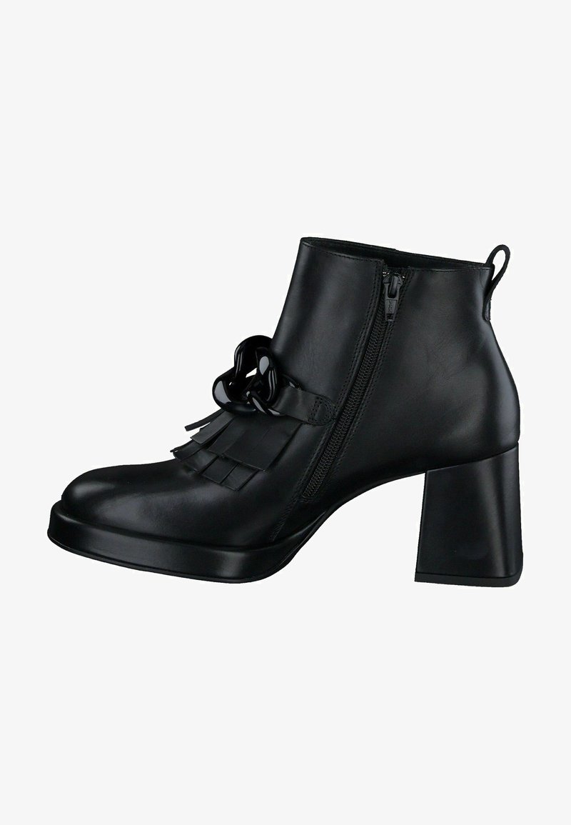 Černá kožená kotníková bota se bočním zipem, třásňovým detailem a dekorativní mašlí, s robustním vysokým podpatkem a hladkým povrchem.