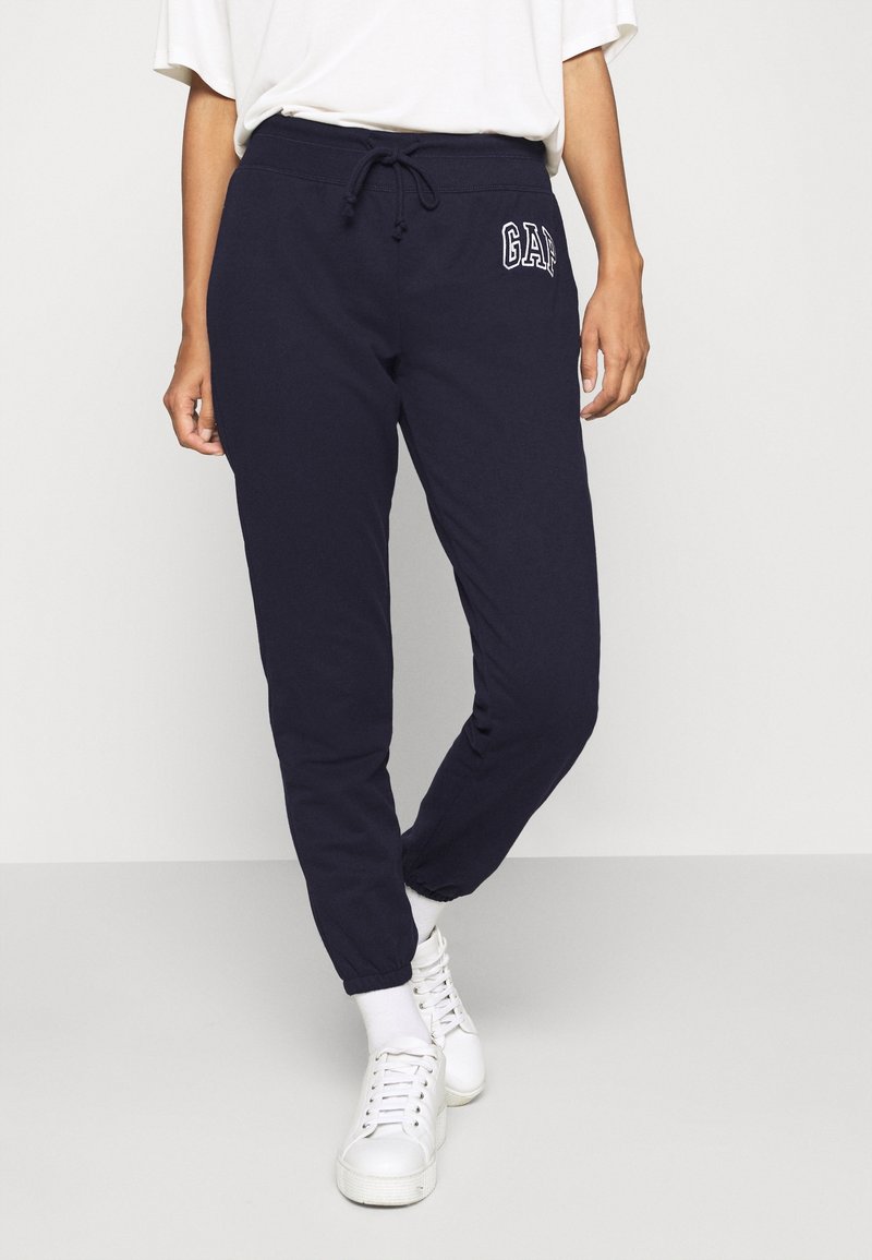 Marina sweatpants med en avslappnad passform, ribbade muddar och en justerbar dragsko vid midjan. Har en vit "GAP" logotyp på vänster lår.
