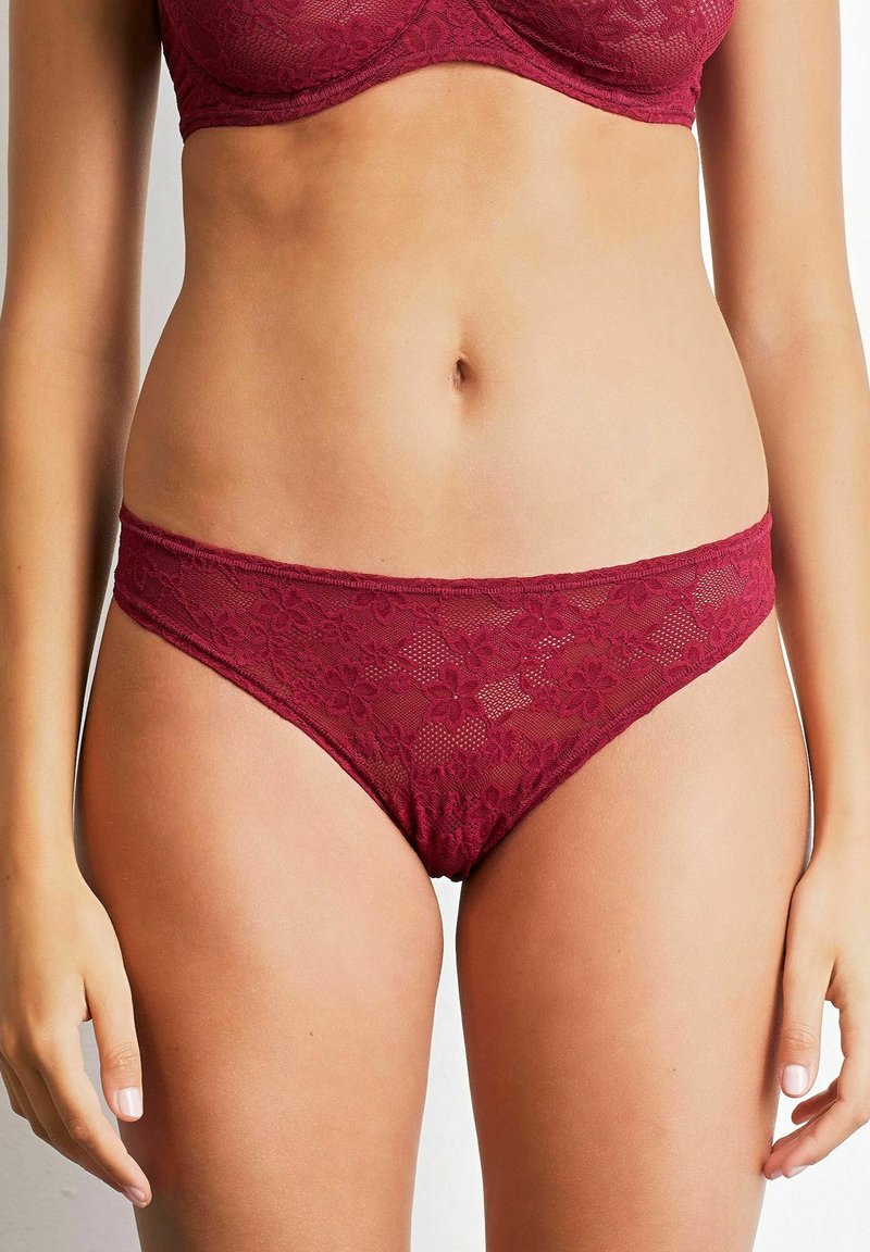 Chiloți din dantelă bordeaux, cu modele florale, design cu talie joasă și o textură moale, evidențiind detalii delicate pe margini.