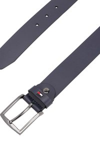 Marineblauwe leren riem met een zilveren metalen gespsluiting, voorzien van een klein logo-accent nabij de gesp. Gladde textuur en vijf verstelbare gaten.