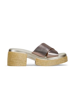 Sandalia deslizante de imitación cuero en un metálico rosa dorado y plata, con una amplia correa superior y un tacón de yute trenzado grueso.