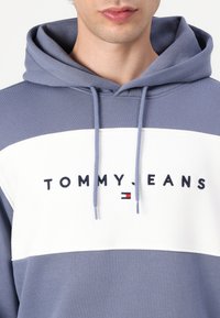 Tommy Jeans LINEAR LOGO - Sportinis megztinis - blue moment/ecru