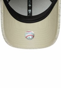 Beige baseball cap med skygge og et holografisk klistermærke fra Major League Baseball samt et sort indvendigt bånd mærket "9FORTY."
