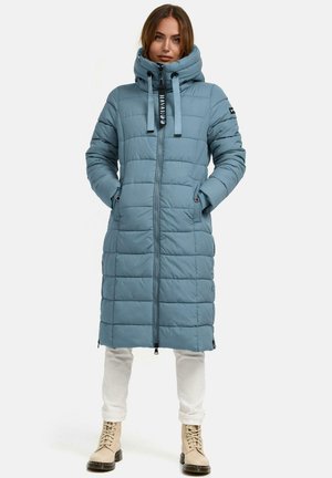 Doudoune bleu clair avec un col montant, fermeture éclair et poches latérales. Présente un motif matelassé horizontal et des accents à cordon.