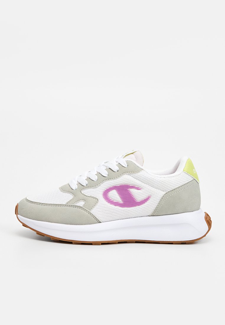 Zapatillas para hombre en malla blanca y gamuza gris. Presentan un logo rosa, detalles verdes y una suela blanca acolchada con una suela exterior de goma marrón.