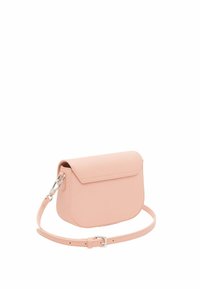 Sac à bandoulière en cuir rose, de forme arrondie, avec un rabat repliable et des finitions en argent. Dispose d'une bandoulière réglable pour plus de polyvalence.