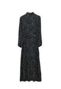 Černé středně dlouhé šaty s bílými puntíky, dlouhými rukávy, límečkem a opaskem na zavazování v pase, vyrobené z měkké látky s hladkou texturou.
