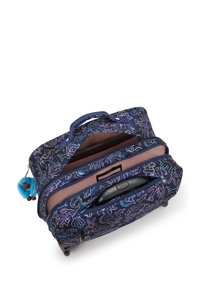 Maleta con ruedas de tela azul oscuro que presenta coloridos patrones botánicos. Dos compartimentos con cremalleras y un pequeño charm azul adjunto.