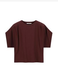 T-shirt bordeaux en tissu doux, avec une coupe décontractée et des manches courtes et larges, agrémentées de plis subtils à l'épaule pour plus de texture.