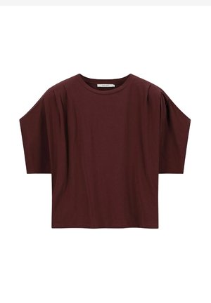 Bordeaux T-shirt gemaakt van zachte stof, met een comfortabele pasvorm, korte, brede mouwen en subtiele plooien op de schouders voor extra textuur.