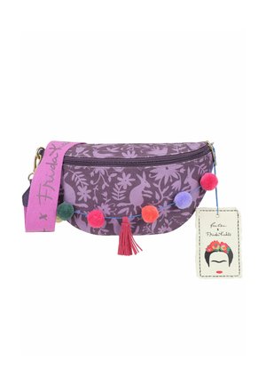 Sac banane violet à motifs avec pompons colorés, gland rose, bandoulière rose et une étiquette avec un visage stylisé avec des fleurs.