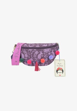 Sac banane violet à motifs avec pompons colorés, gland rose, bandoulière rose et une étiquette avec un visage stylisé avec des fleurs.