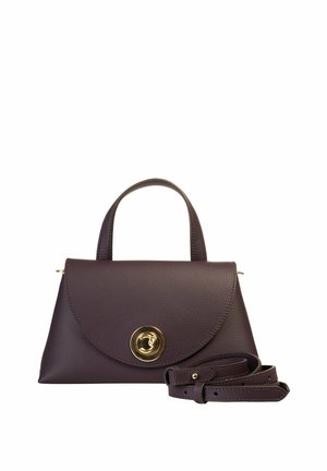 Borsa in pelle di un viola scuro con una texture liscia, dotata di una chiusura a patta arrotondata e un accento in metallo dorato. Include una tracolla rimovibile.