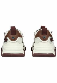 Weiße und kastanienbraune Sneakers mit einem strukturierten Mesh-Obermaterial, gepolsterten Fersen, auffälligen Ziehschlaufen und geschichteten Gummisohlen.