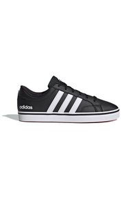 Zapatillas sintéticas negras con rayas y logo blancos, con un diseño de corte bajo, punta redonda y suela de goma para mayor tracción.