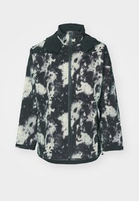 Czarny i biały kurtka tie-dye z zamkiem z przodu, wysokim kołnierzem i długimi rękawami. Posiada kieszenie boczne oraz miękką, teksturowaną tkaninę.