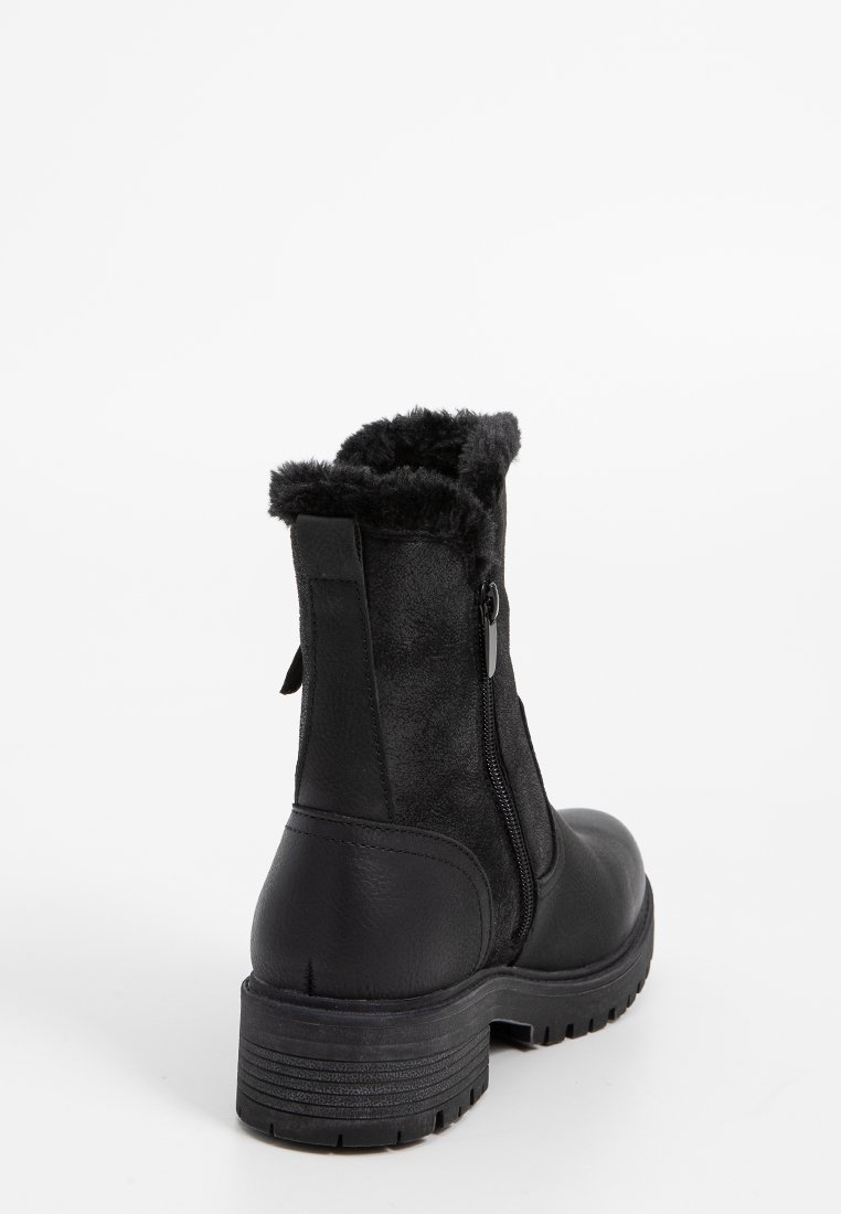 Schwarze Knöchelstiefel mit glattem Lederoberteil und Kunstfellfutter am Kragen. Verfügt über einen seitlichen Reißverschluss und eine strukturierte Gummisohle.