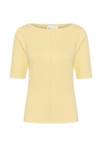 Maglietta gialla a maniche corte con scollo a barca, texture liscia e dettagli sobri della cucitura frontale. Presenta tre piccoli tagli decorativi sulle maniche.