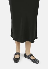 ALORA - Riemchenballerina - black