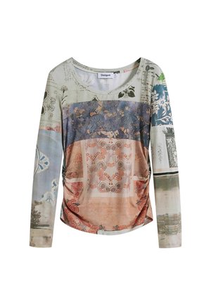 T-shirt à manches longues en tissu léger, présentant un collage de motifs floraux et abstraits dans des couleurs pastel, avec un col rond.