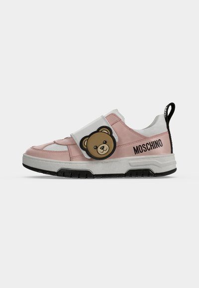 Ροζ και λευκό sneaker Moschino με μαύρη σόλα, λουράκι με βέλκρο που έχει πρόσωπο αρκουδάκι και το όνομα της μάρκας στο πλάι και στο ταμπελάκι της φτέρνας.