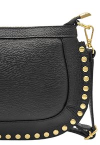 Sac en cuir noir avec une finition texturée, des clous dorés le long du bord et une fermeture éclair avec une garniture en or.