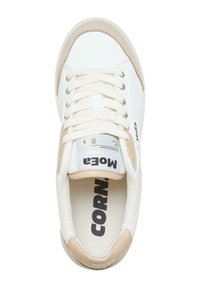 Witte sneaker met beige accenten, gestructureerde bovenkant, ronde neus, platte veters en logo-ontwerp op de tong. Duurzaam materiaal en gevoerde binnenkant.