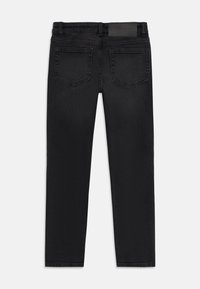 Jean en denim noir à coupe slim, doté de deux poches arrière, de passants de ceinture et d'une texture lisse. Design simple sans embellissements.