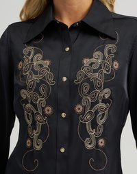 Camisa de manga longa preta com intrincados padrões florais bordados em dourado e castanho na parte da frente, com botões prateados ao centro.