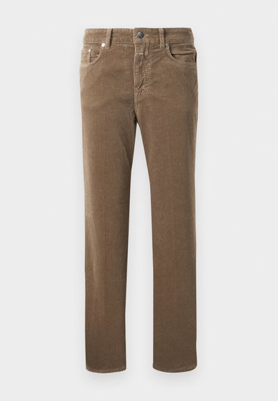 Bruine corduroy recht gesneden broeken met voorzakken, riemlussen en knoopsluiting op een witte achtergrond.