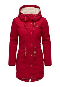 Parka rossa con cappuccio, foderata in pelliccia sintetica, con vita regolabile e chiusura con bottoni metallici. Presenta due tasche laterali e polsini elastici.