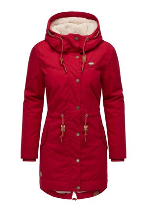 Parka rossa con cappuccio, foderata in pelliccia sintetica, con vita regolabile e chiusura con bottoni metallici. Presenta due tasche laterali e polsini elastici.