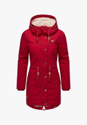 Czerwona parka z kapturem, z futrzanym wykończeniem, ze sznurkiem w talii oraz metalowymi zapięciami. Posiada dwie boczne kieszenie i elastyczne mankiety.
