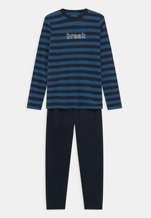Pigiama a maniche lunghe blu navy e teal a righe con un design testuale "break" sulla maglietta. I pantaloni sono blu navy solidi con una vestibilità comoda.