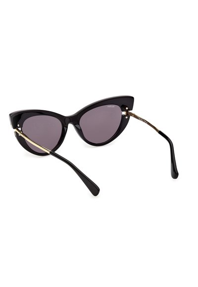 Schwarze Sonnenbrille im Cat-Eye-Stil mit dunklen Gläsern und schlanken goldenen Bügeln, vor weißem Hintergrund fotografiert.