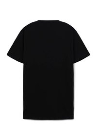 T-shirt nera, maniche corte, vestibilità comoda, scollo rotondo, in cotone, texture liscia, senza loghi o motivi visibili.